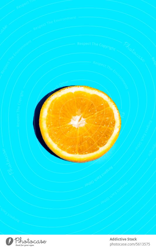 Scheibe frischer Orangenfrüchte auf blauem Hintergrund orange Frucht Nahaufnahme vereinzelt Textfreiraum Zitrusfrüchte Frische Stillleben glänzend Zitrone