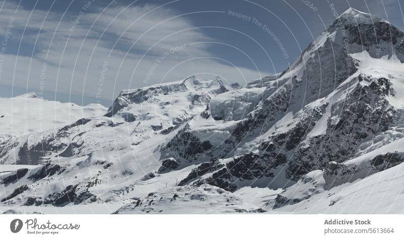 Ganzer Körper einer anonymen Person, die einen schneebedeckten Berg mit einem Snowboard im Urlaub in den Schweizer Alpen hinunterfährt Snowboarder Snowboarding