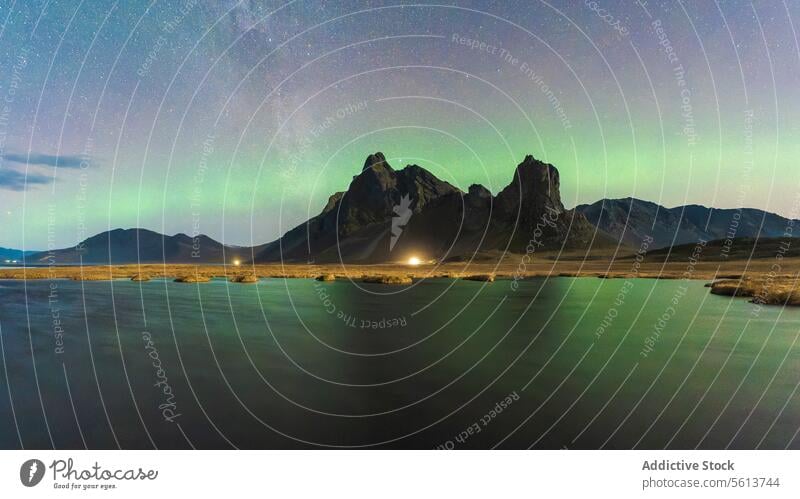 Majestätisches Polarlicht über der bergigen Landschaft in Eystrahorn, Island Nordlicht Berge u. Gebirge Nachthimmel Stern See Reflexion & Spiegelung Naturwunder