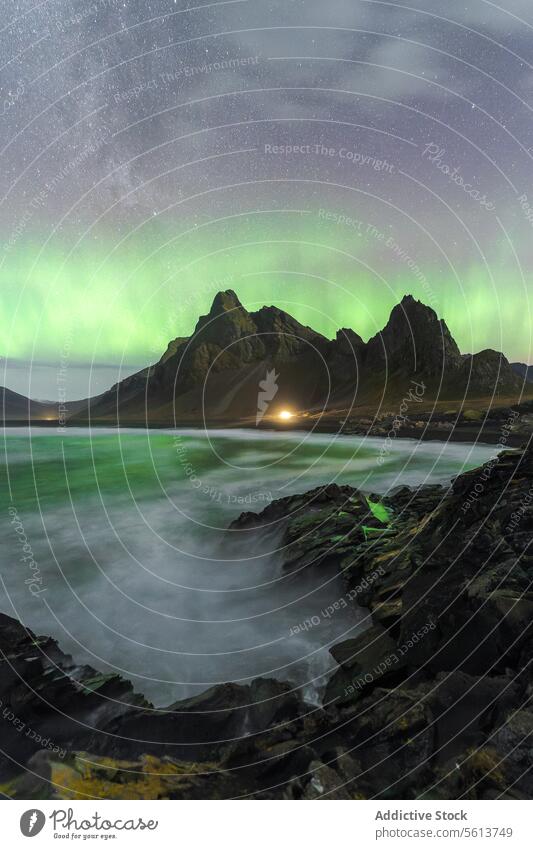Nordlicht über felsiger Küste und Berg in Eystrahorn, Island robust Küstenlinie Berge u. Gebirge Landschaft Naturwunder Nachthimmel Astro Erscheinung Licht grün
