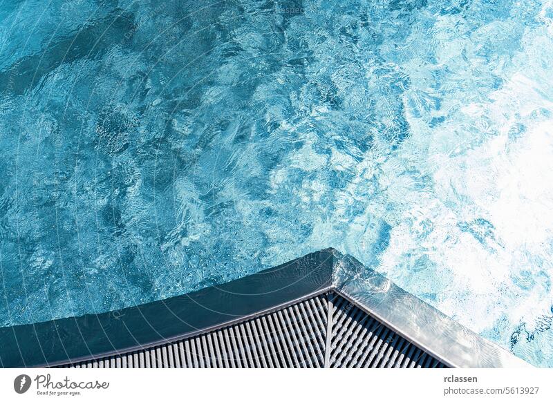 Draufsicht auf die Pool-Ecke mit strukturiertem blauem Wasser und Gitterrostkante Freizeitaktivitäten Wasserspiel hell Reinheit Wasserbewegung Wasserreinheit