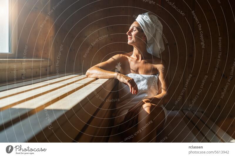 Gesundheit Spa weiblich entspannen Entspannung Mädchen Schönheit Spa Sauna attraktiv Bad Bademantel schön Schönheitssalon Körper Windstille Pflege Kaukasier