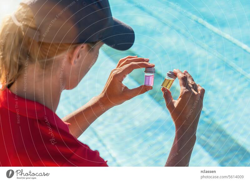Frau vergleicht Wasserproben in Fläschchen für pH-Tests mit dem Poolhintergrund in einem Hotel-Wellness-Spa-Resort Tintenflüssigkeit gelbe Flüssigkeit Wert