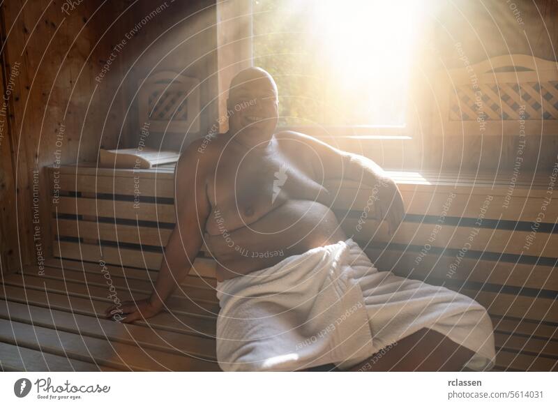 Mann beim Entspannen in einer traditionellen finnischen Sauna Wellnessbad Resort Hotel Fenster Schweiß Finnland Finnisch Mann in der Sauna Lächeln