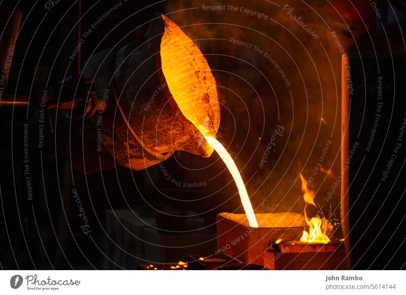 Nahaufnahme des industriellen Kokillengusses. Das Verfahren zum Ausfüllen der Form mit geschmolzenem Metall. Kälte Casting Brotbelag Gießen Selektiver Fokus