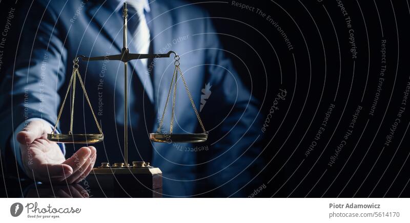 Waage der Gerechtigkeit, Anwalt im Hintergrund Justiz u. Gerichte Recht Rechtsanwalt Skala Gewicht Autorität Gleichgewicht Business Konzept Gerichtsgebäude