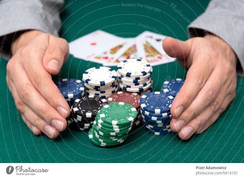 Mann spielt Poker im Kasino Schüreisen Wette Chips bekommen Gewinner Bargeld Glücksspieler Spiel Kurhaus Verlust gewinnt Sucht alle drücken Beteiligung