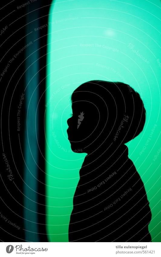 Scherenschnitt Kind Kleinkind Junge 1 Mensch kurzhaarig grün schwarz Stimmung Angst Einsamkeit entdecken Farbe Kindheit unschuldig anonym Silhouette Kontrast
