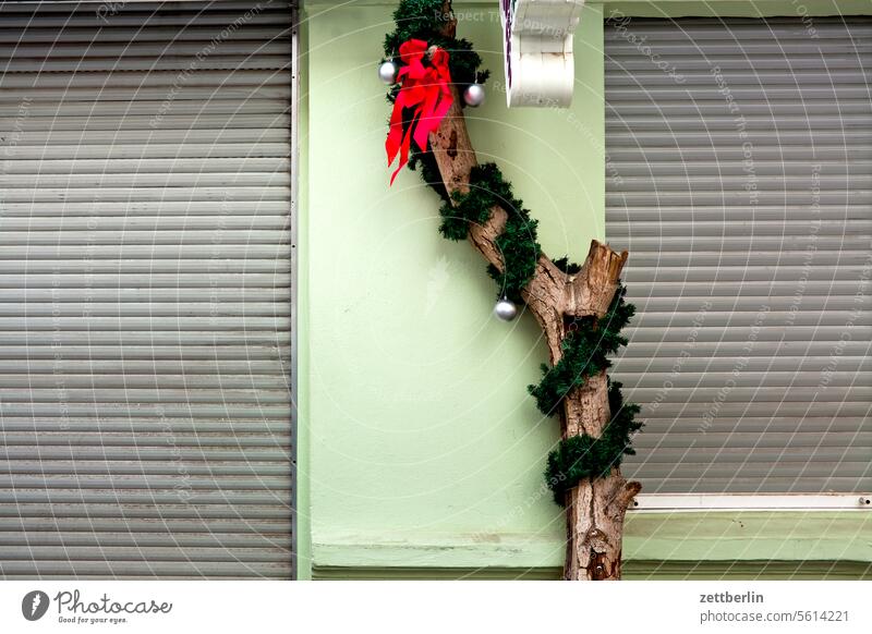 Weihnachten advent christbaum christbaumschmuck deko dekoration geschlossen geschäft laden ladengeschäft schließungszeit schmücken tannengrün weihnachten
