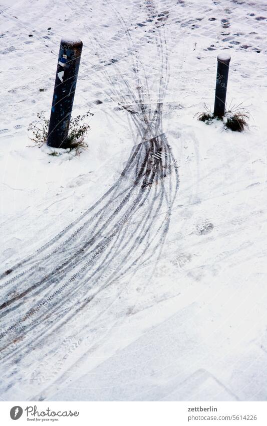 Spuren im Schnee frost geschneit kalt neuschnee radweg schneedecke spur winter winterferien bürgersteig gehweg poller straße bordstein straßenverkehr arbeitsweg