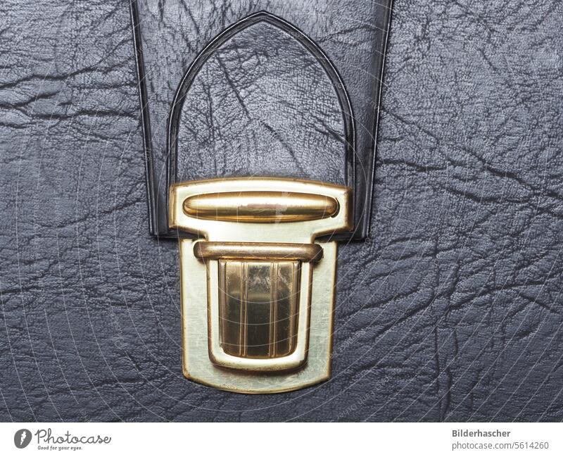 Kofferverschluss an einer schwarzen Aktentasche ledertasche lederkoffer verschlüsselt metallverschluß Arbeitstasche bürotasche Aufgabe Detailaufnahme