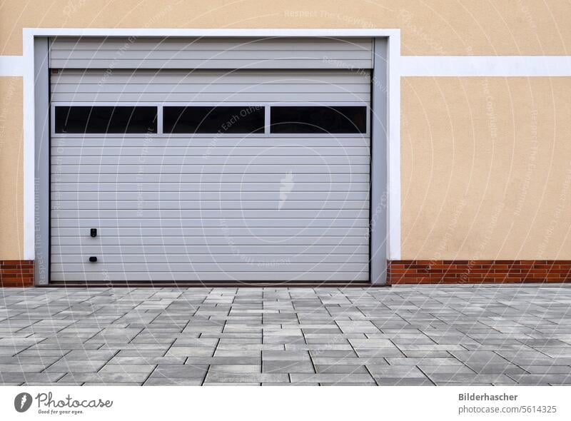 Großes Garagentor-Rolltor mit Fenster garagentor garageneinfahrt ausfahrt eingang eingangstor eingangstür farbe fläche freie freifläche gebäude geschlossen