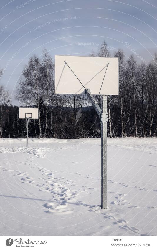 Ein verschneites Basketballfeld an einem menschenleeren Wintertag Außenaufnahme Sport Spielen Basketballkorb Gerichtsgebäude Spielplatz Sportgerät Hintergrund