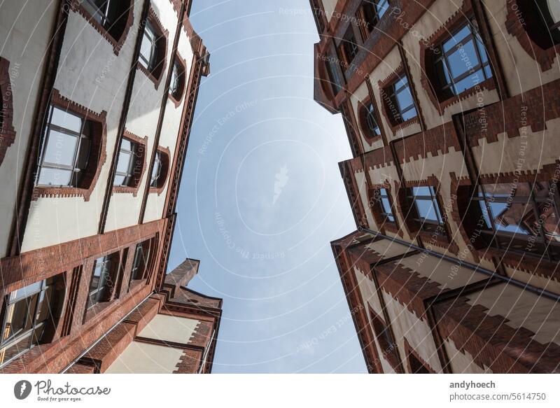 Blick nach oben in den Innenhof eines Backsteinhauses in Hamburg, Deutschland abstrakt architektonisch Architektur Hintergrund Baustein Backsteinexpressionismus