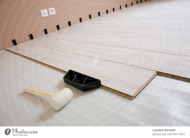 Verlegung eines neuen Laminatfußbodens im Haus Schiffsplanken Holz Gerät Stock Bodenbelag heimwärts Installation Innenbereich kaschieren laminiert manuell Panel