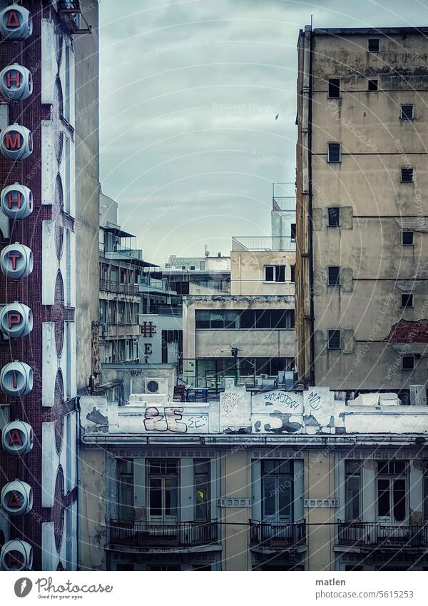 städtisch Städtisch Stadt Häuser Hochhaus Grau Gebäude Fenster Fassade urban Wohnung Bauwerk Menschenleer Außenaufnahme Thessaloniki