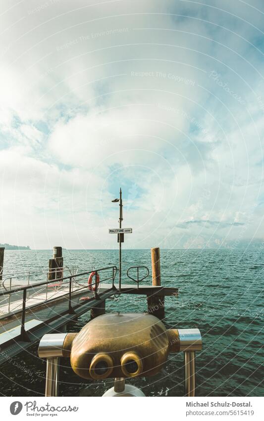 Blick vom Pier Malcesines auf den Gardasee Lago garda italien lombardei wasser hafen seascape port pittoresk seeblick pastel malcesine pier kai fernglas berge
