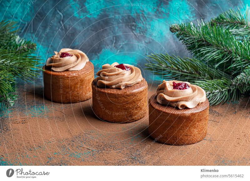 Mit Sahne und Kirschmarmelade gefüllte Torten. Schachtel Eclairs. Konzept für Neujahr und Urlaub. Kuchen eclairs verpackt Eclair mit Hülle Backwaren Kirsche