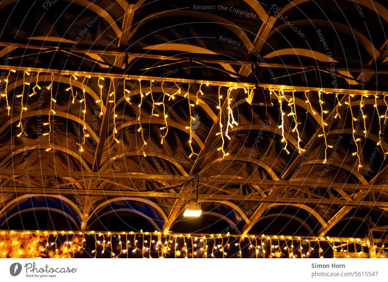 Lichterketten erhellen das Dach einer Bühne bei Nacht Weihnachtsschmuck Bühnendach Lichterschein Weihnachtsdekoration Weihnachten & Advent leuchten