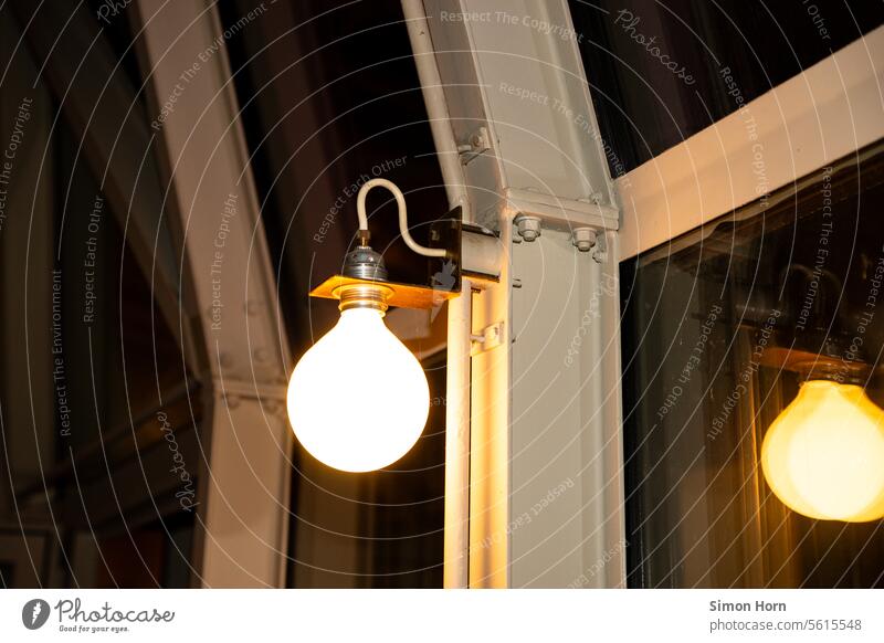 Große Glühbirne mit industriellem Charme und Spiegelung Industriecharme Lichtquelle Stahlträger Industriedesign Reflexion Reflexion & Spiegelung Glas Glashaus