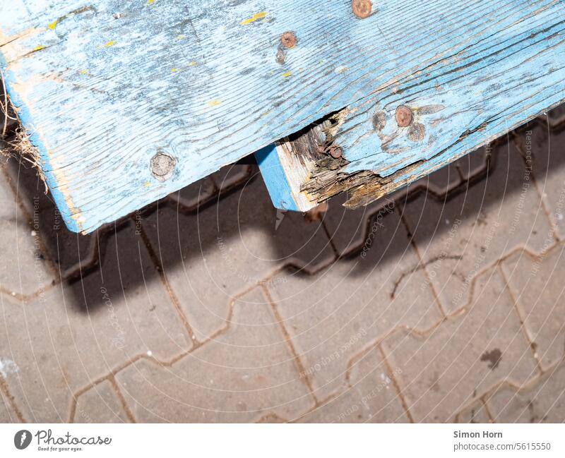 Sitzbank mit abgebrochenem Holz marode Reparaturstau Renovierung Substanz abgenutzt Erneuerung renovierungsbedürftig Wandel & Veränderung kaputt Zahn der Zeit