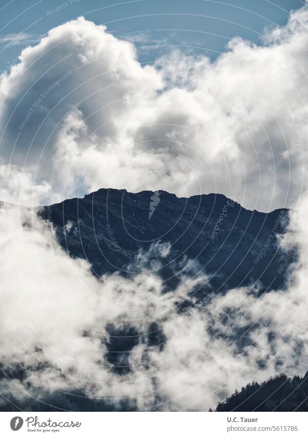 Berg in Südtirol mit dramatischen Wolkengebilden Berge u. Gebirge Himmel grau stimmungsvoll beeindruckend Ferien & Urlaub & Reisen majästetisch wandern Wetter