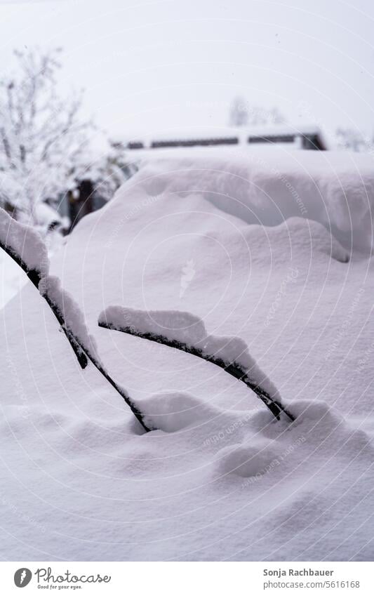 Eine schneebedeckte Windschutzscheibe Scheibenwischer Auto Schnee Winter Fahrzeug Motorhaube Frost Eis im Freien Außenaufnahme Menschenleer PKW kalt weiß