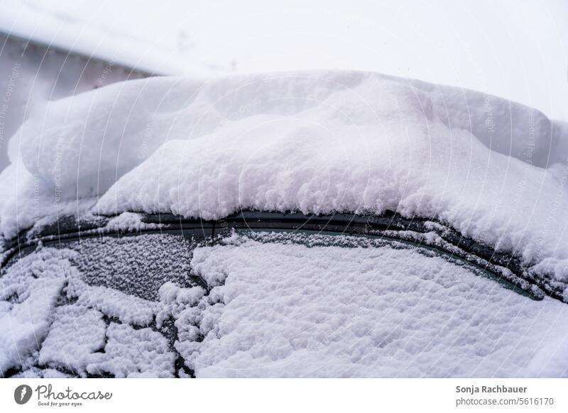 Ein schneebedecktes schwarzes Auto Schnee Winter PKW Wetter weiß kalt im Freien Schneefall Schneesturm Saison Frost gefroren Fahrzeug verschneite Automobil