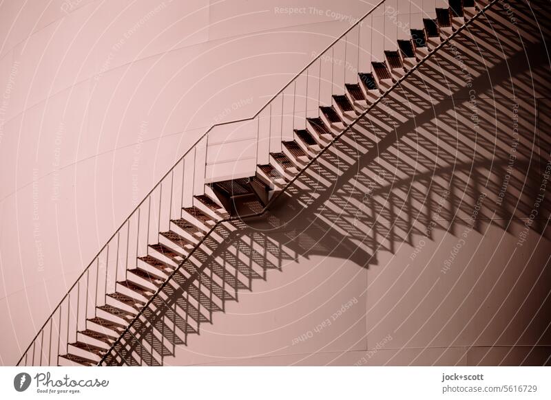 Silo mit Treppe und Schattenspiel Industriefotografie Monochrom Speicher Treppenabsatz Strukturen & Formen Hintergrund neutral Silhouette Sonnenlicht diagonal