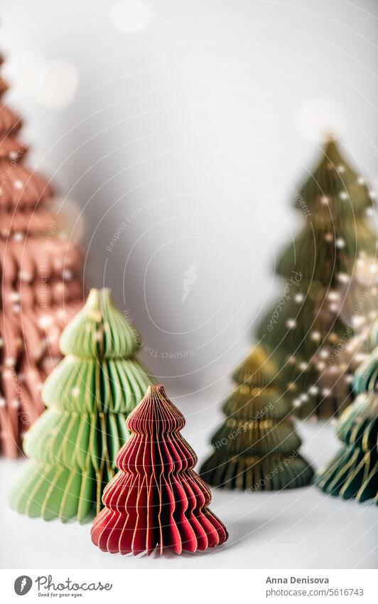 Trendige Christbaumkugeln aus Papier Weihnachtsbaum Weihnachten handgefertigt diy Bälle modern organisches Design festlich minimalistisch erhängen Wabe faltbar