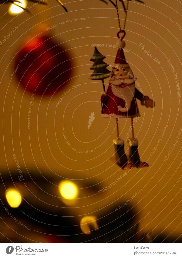 Oh Tannenbaum | Weihnachtsmann im Anflug Nikolaus Weihnachtsbaum Weihnachtsbaumschmuck Weihnachten Tradition Vorfreude Baumschmuck Weihnachtsbaum schmücken