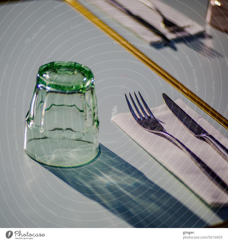 Bitte zu Tisch! gedeckt Außenaufnahme Farbfoto Menschenleer Tag Sommer Schatten Restaurant Café Tourismus Ferien & Urlaub & Reisen für Gäste einladend