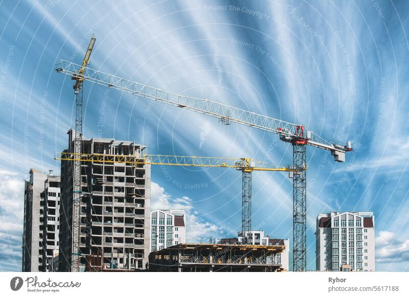 Amazing Bright Blue Sky Above Construction Crane. Bau und Entwicklung einer neuen mehrstöckigen Wohnanlage. Konzeption der Entwicklung. Neue Unterkunft