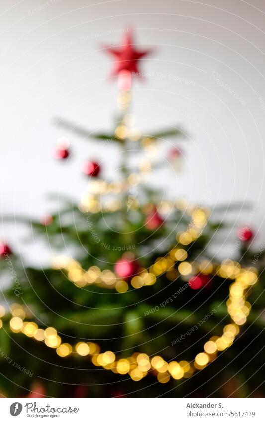 Weihnachtsbaum mit Lichterkette, roten Christbaumkugeln und rotem Stern Weihnachten & Advent Weihnachtsdekoration Tannenbaum Dekoration & Verzierung