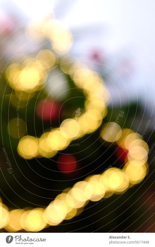 Bokeh eines Weihnachtsbaum-Details mit Lichterkette und roten Christbaumkugeln Weihnachten & Advent Weihnachtsdekoration Tannenbaum Dekoration & Verzierung