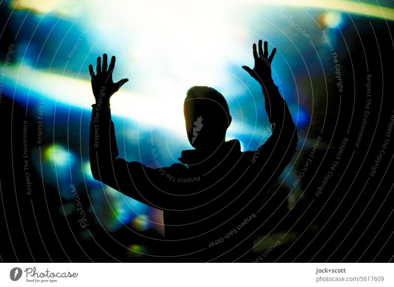Hände hoch in einer Welt aus Licht Mann Lichtspiel Installationen träumen fantastisch Projektion Inspiration Traumwelt Hintergrundbeleuchtung Lichteffekt
