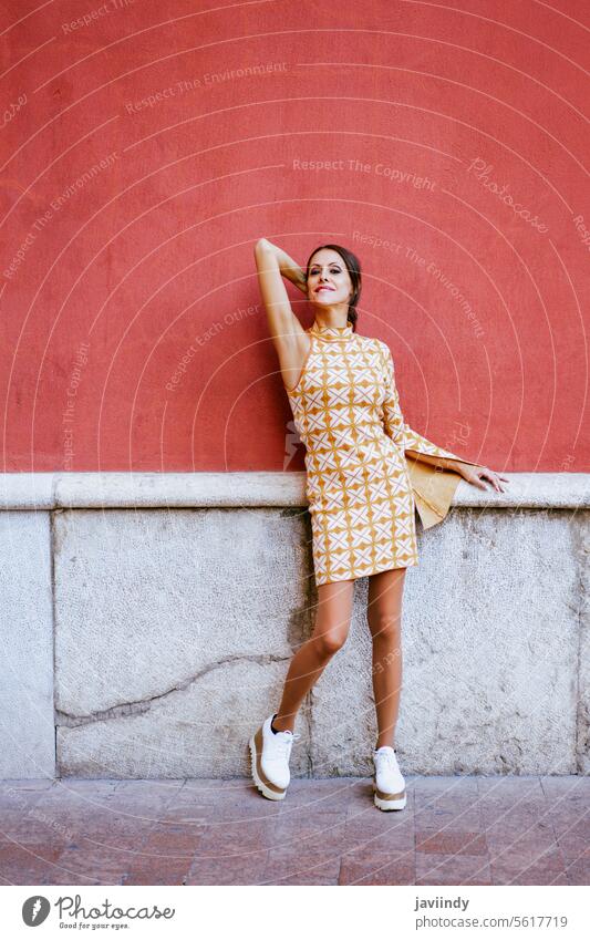 Junge Frau steht auf der Straße an der Mauer Model Ellenbogen angehoben Stil trendy stehen fettarm urban Outfit jung feminin Kleidungsstück Vorschein Außenseite