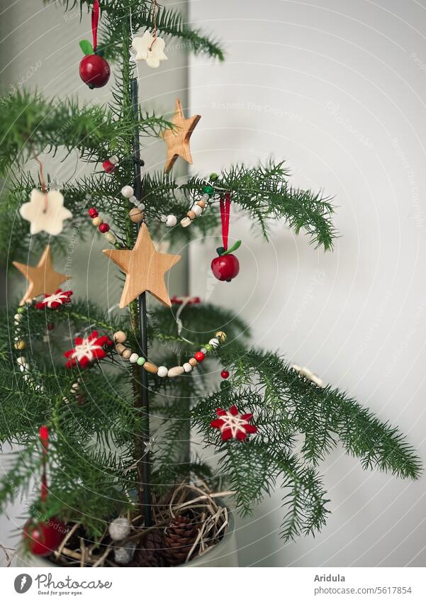 Kleines Weihnachtsbäumchen in der Ecke Zimmertanne Weihnachtsbaum Weihnachten & Advent Weihnachtsdekoration Tannenbaum weihnachtlich Baumschmuck