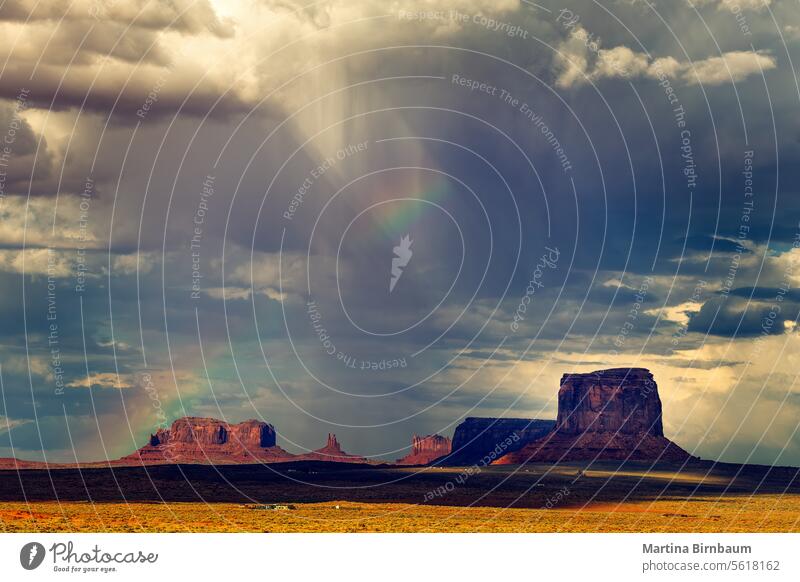 Dunkler Himmel und ein Regenbogen über dem Monument Valley dunkler Himmel Wetter Landschaft reisen wüst Natur Felsen rot Tourismus Arizona Western Tal Stein
