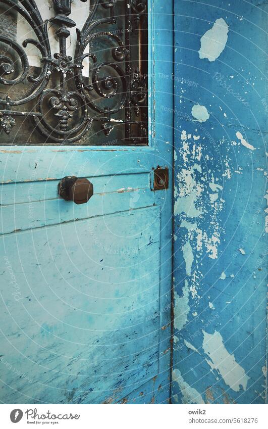 Entree Tür blau Wand Gebäude Haus Menschenleer Muster Detailaufnahme Außenaufnahme Farbfoto schäbig Verfall türkis trashig Fassade alt dreckig Vergänglichkeit