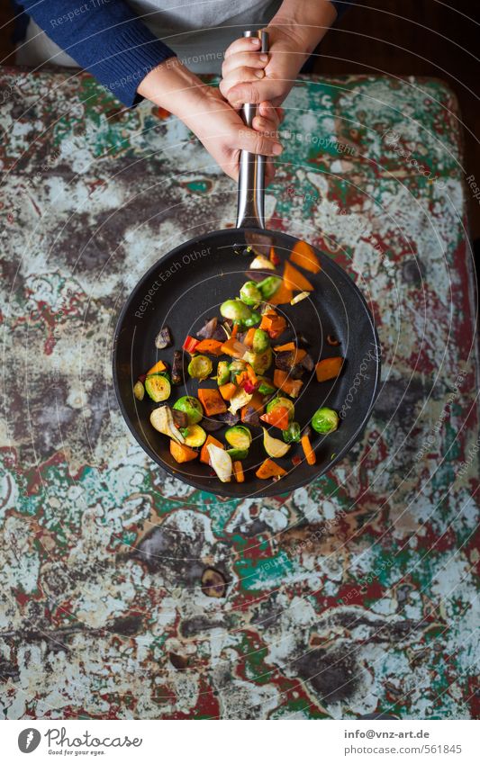 Flip3 Lebensmittel Gemüse Ernährung Abendessen Bioprodukte Vegetarische Ernährung Slowfood Pfanne Tisch Küche drehen kochen & garen schwenken Aktion Braten
