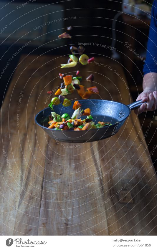 Flip2 Lebensmittel Gemüse Ernährung Abendessen Bioprodukte Vegetarische Ernährung Slowfood Pfanne Tisch Küche drehen kochen & garen schwenken Aktion Braten Holz