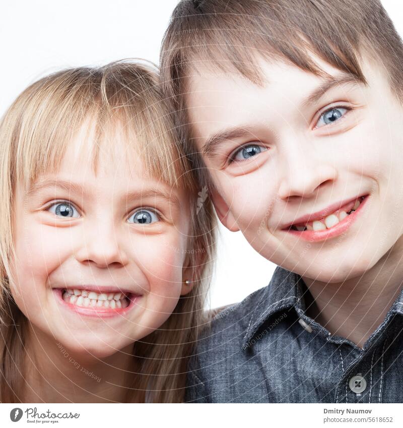 Glückliche Geschwister braune Haare Positivität ausdrücken in die Kamera schauen blond blaue Augen Junge Bruder Kaukasier heiter Kind Kindheit niedlich Emotion