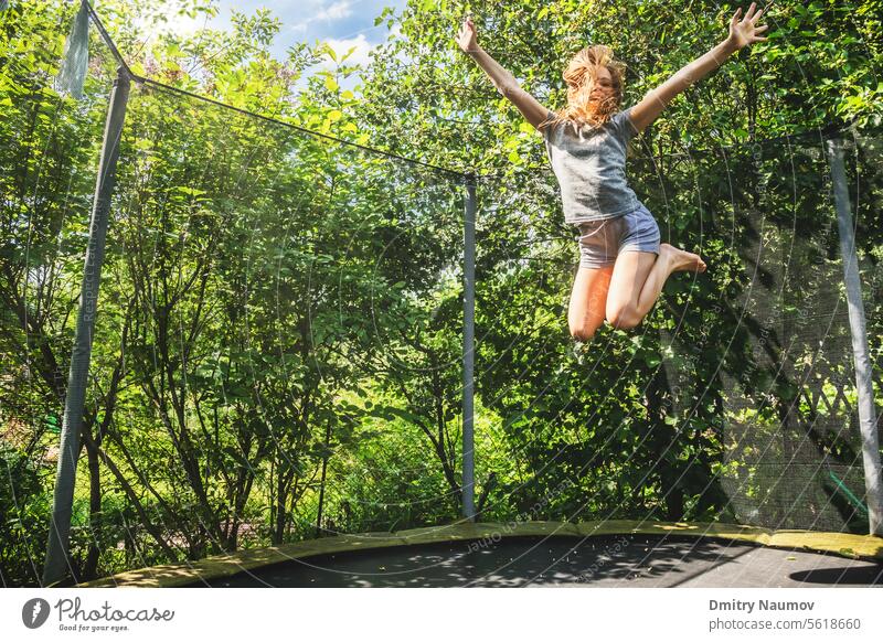 Mädchen hüpft auf einem Trampolin im Freien Aktivität Air Hinterhof hüpfen springend Kind Kindheit kindisch Gefahr gefährlich Emotion energetisch Energie