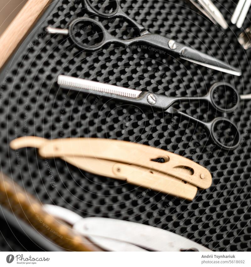 Friseurwerkzeuge für Herrenhaarschnitte auf einem Tisch ausgelegt gefährliche Rasierklinge Schere Kulisse professionell Barbershop Mode Behaarung Hintergrund