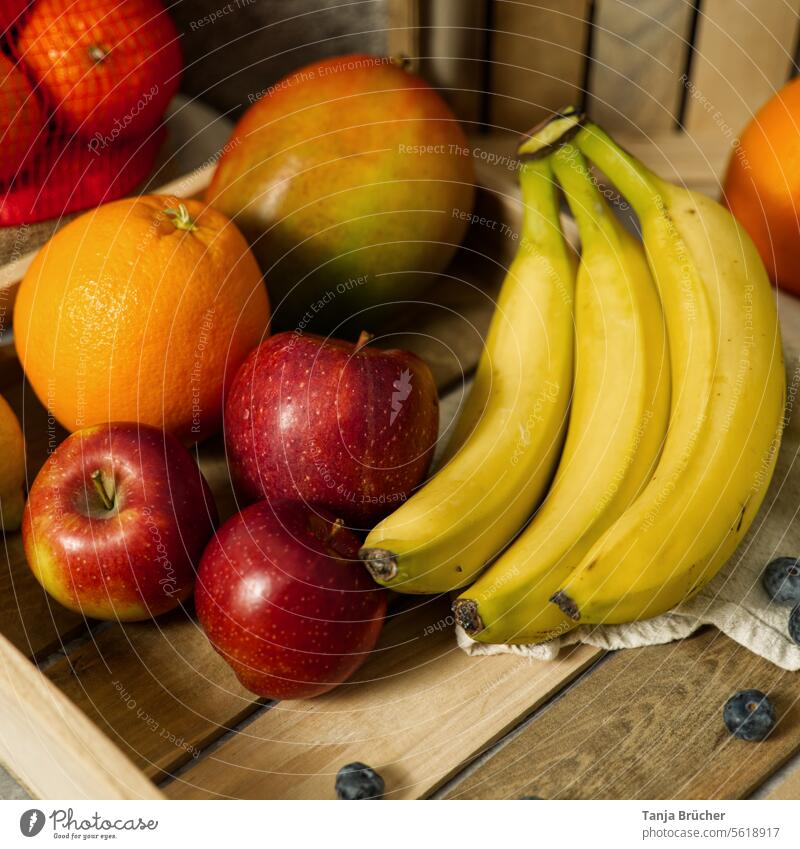 Verschiedenes frisches Obst und Zitrusfrüchte Äpfel Bananen Mandarinen Orangen Mango Heidelbeeren Vitamin Vitamin C vitaminreich Frucht Gesundheit Ernährung