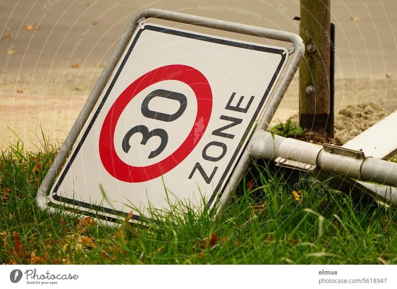 am Boden liegendes Verkehrszeichen Tempo-30-Zone Verkehrsschild VZ 274-30 verkehrsberuhigte Zone 30er Zone Wiese zulässige Höchstgeschwindigkeit