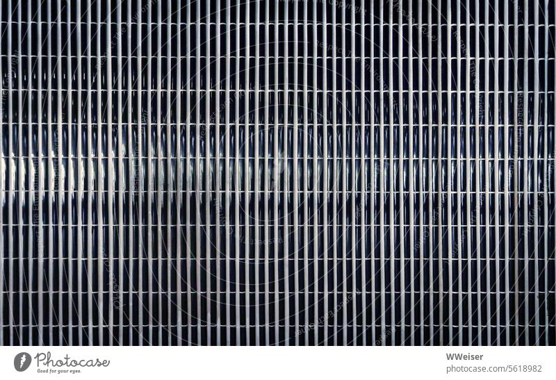Dunkelblaue Kacheln reflektieren das Licht wie ein Sinusrhythmus Fliesen dunkel Wand Muster Rhythmus Reflexion Kurve Linien Struktur Hintergrund abstrakt modern