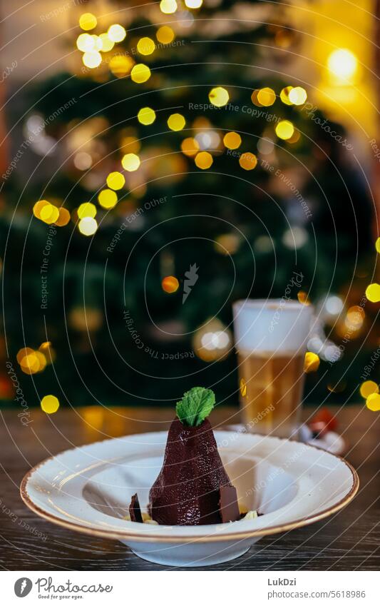 Weihnachtsdessert mit Kaffee vor einem verschwommenen Weihnachtsbaum im Hintergrund Weihnachten lecker Süßigkeiten süß im Innenbereich Lebensmittel Feier