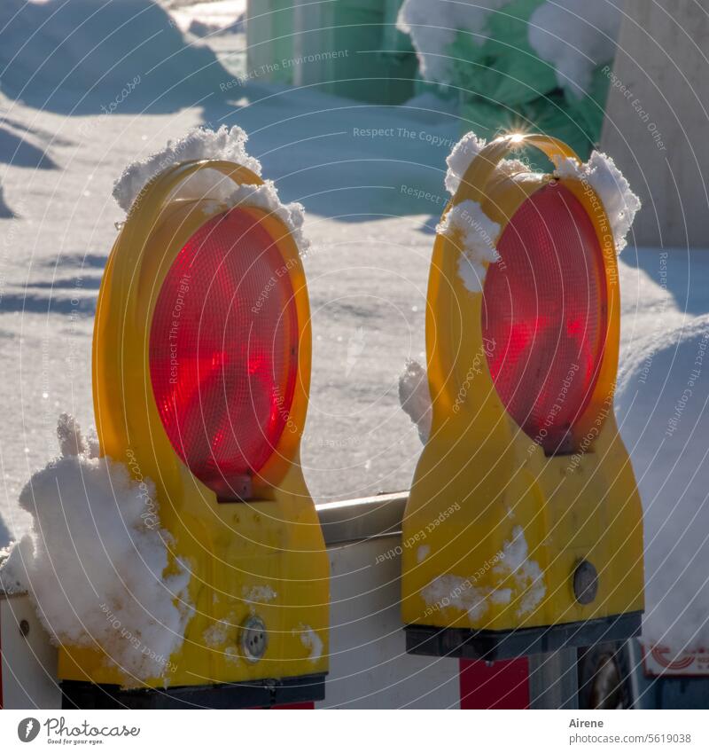 schneesicher Schnee Absperrung Sicherheit Tiefschnee Straßensperre Rotlicht gesperrt verboten Neuschnee Schneedecke Verwehung Barriere Winter weiß rot gelb